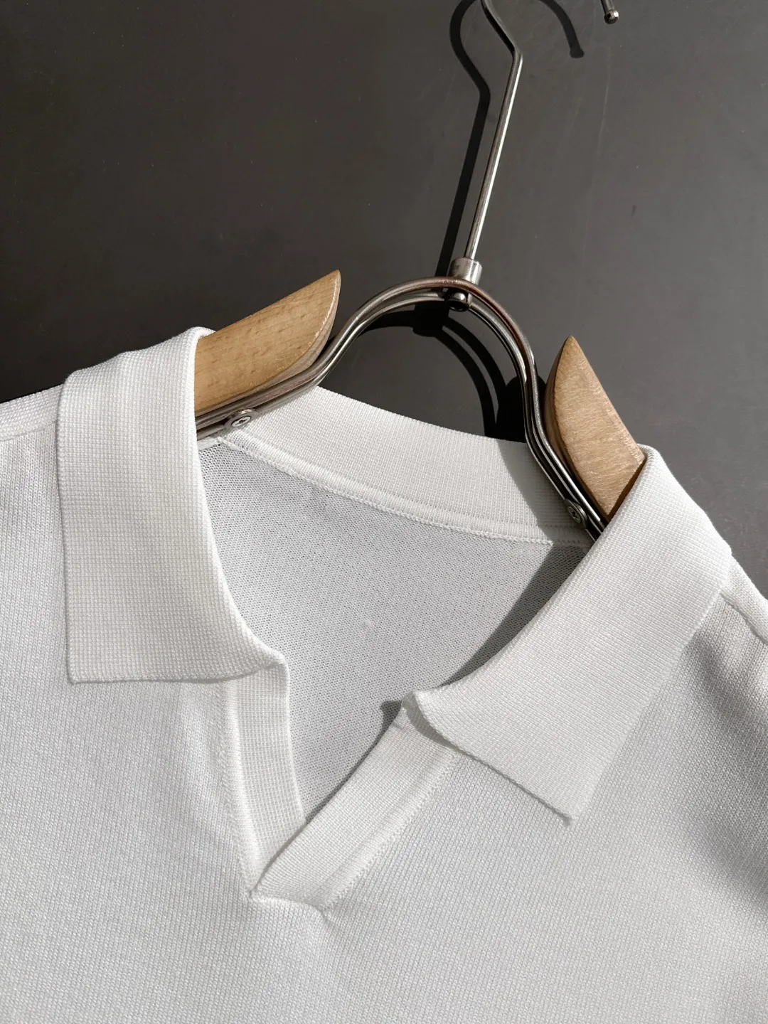 Next day shipping P300 High quality Big Goose 2025 spring and summer new men's lapel short-sleeved T-shirt Made of combed cotton yarn knitted cotton fabric, pure cotton high-weight special yarn, it feels full when weighed, and the upper body is more textured than ordinary T-shirts. This texture can cope with the weather easily and is suitable for both hot and cold! The pattern on the chest adopts three-dimensional embroidery technology, and is perfectly produced stitch by stitch with reference to the original version! Loose fit design, looks noble. Size: M to XXXL